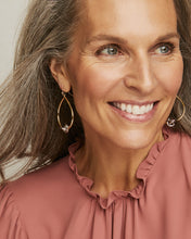 Load image into Gallery viewer, Presleigh Open Frame Earrings
