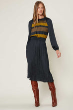 Load image into Gallery viewer, Color Block Long Sleeve Crinkle Midi Dress
