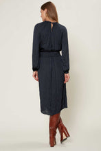 Load image into Gallery viewer, Color Block Long Sleeve Crinkle Midi Dress
